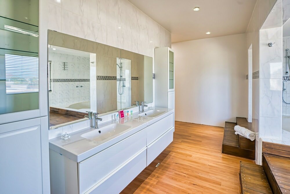 Фото Direct Ocean Front Villa With Private Pool + View! Boca Catalina Malmok!