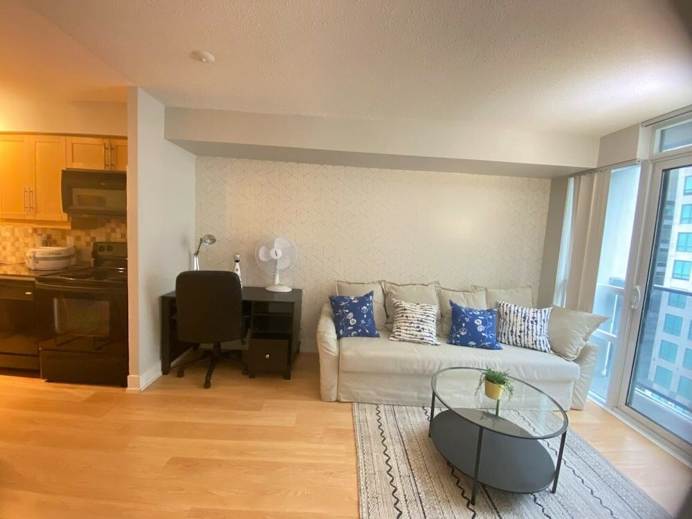 Фото The Bay Suites Rogers Center