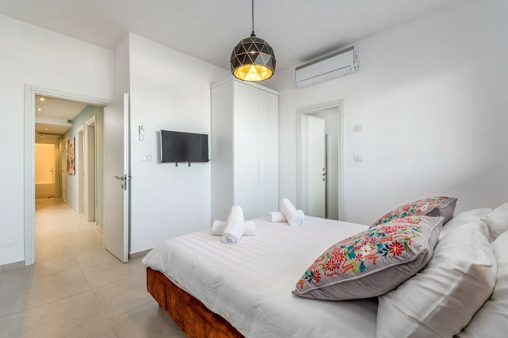 Фото Luxury Garden Apartment Heated Pool