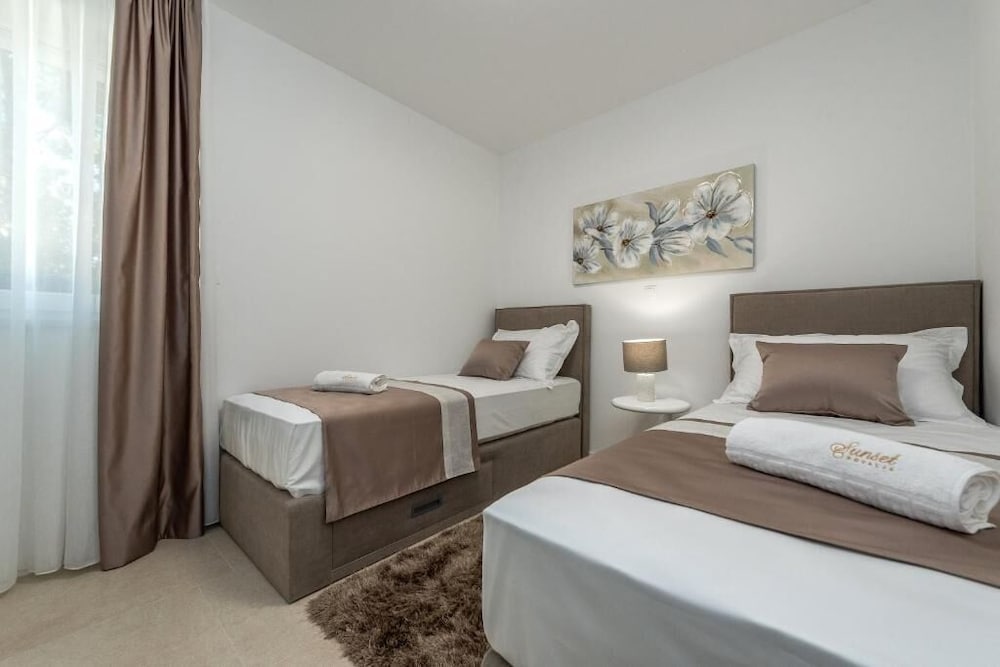 Фото Sunset apartment with private pool and jacuzzi