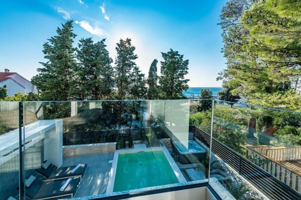 Фото Sunset apartment with private pool and jacuzzi