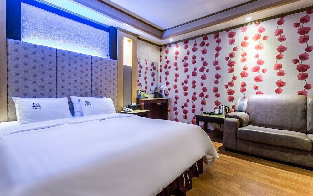 Фото Suwon City Hall Station Rose