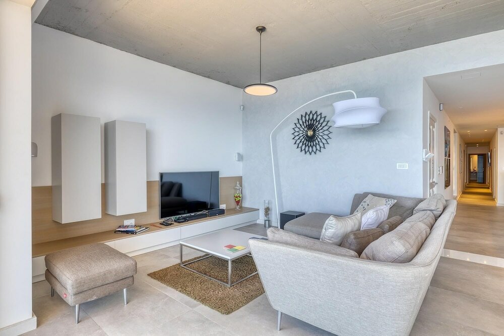 Фото Superb Seafront Family Apartment