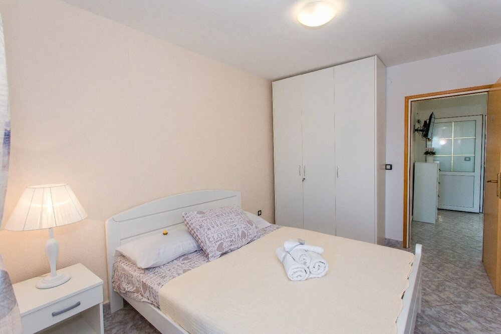 Фото Suzi - 10 m From sea - A1-meri 1