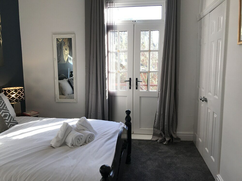 Фото Stylish 3-bed Preston Home for Relaxing Comfy Stay