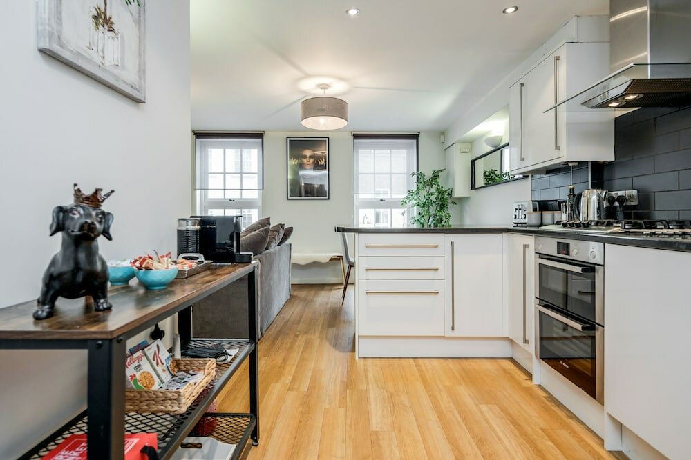 Фото Beautiful Central Windsor Apartment