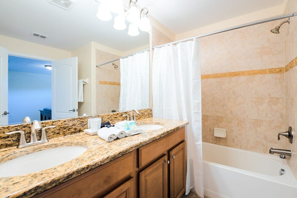 Фото Contemporary 4 Bed 3 Bath Town Home With Upgrades, Private Pool i Close to Disney, Shopping