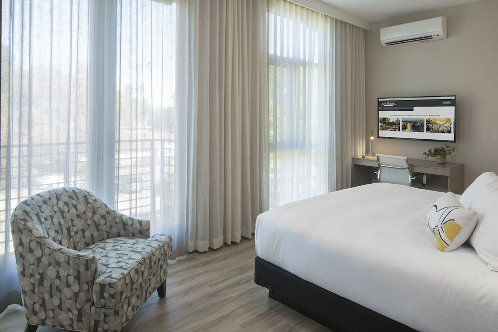 Фото Art House Hotel and Suites