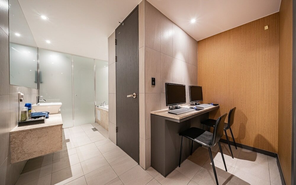 Фото Suwon Yeongtong Just Sleep Hotel