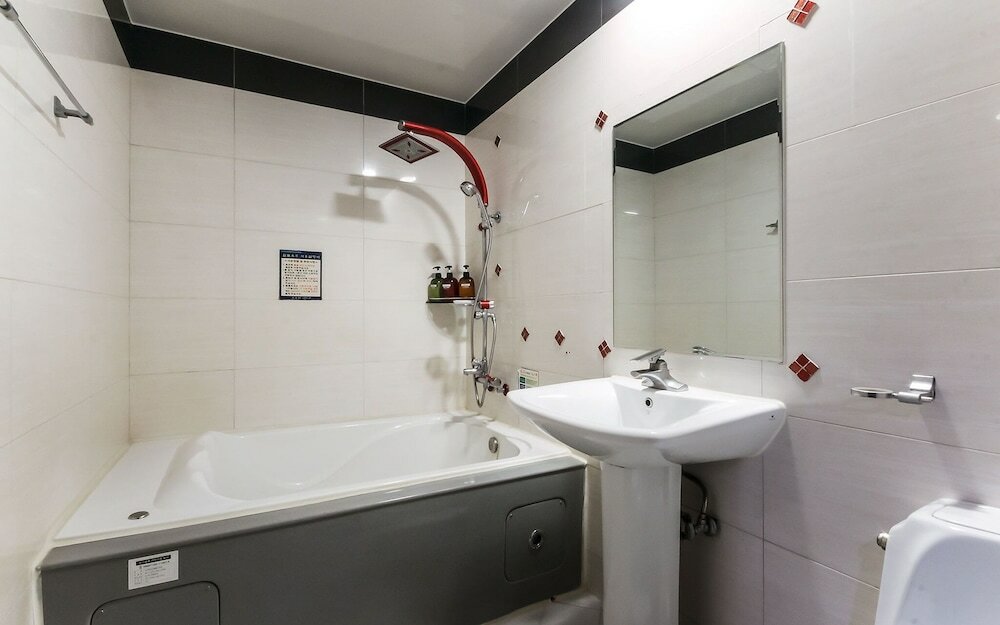 Фото Changwon Myeongseodong Hotel Sky