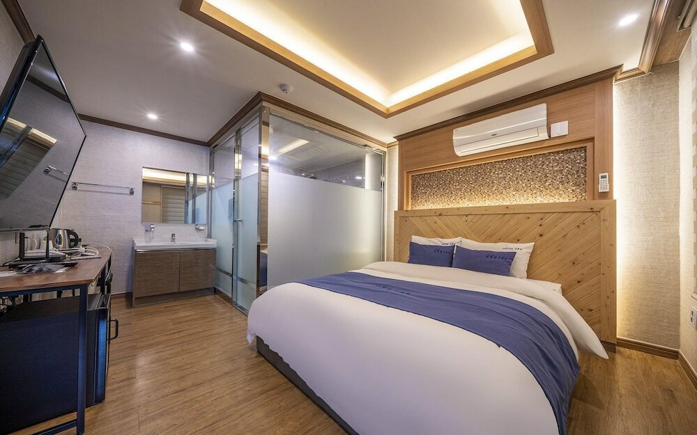 Фото Changwon Myeongseodong Hotel Sky