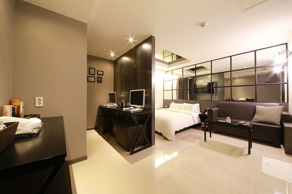 Фото Suwon City Hall Stn Soseol Smith Hotel