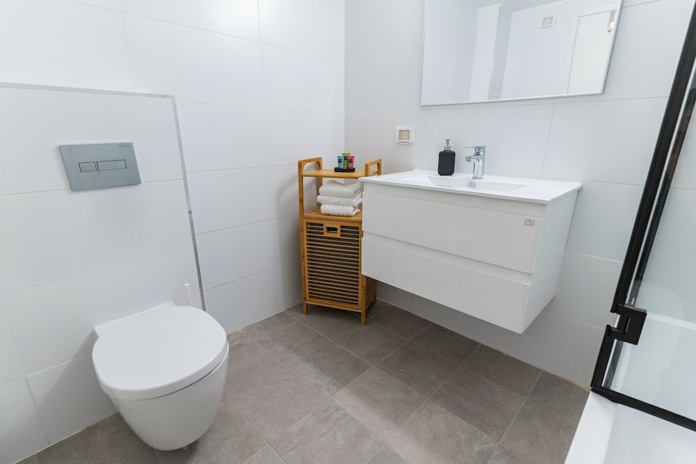 Фото Bright Sunny Holiday Home with Sea Views