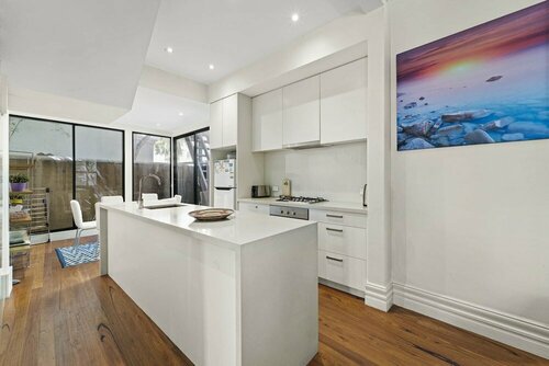 Гостиница Light Filled Charming Townhouse в Сиднее