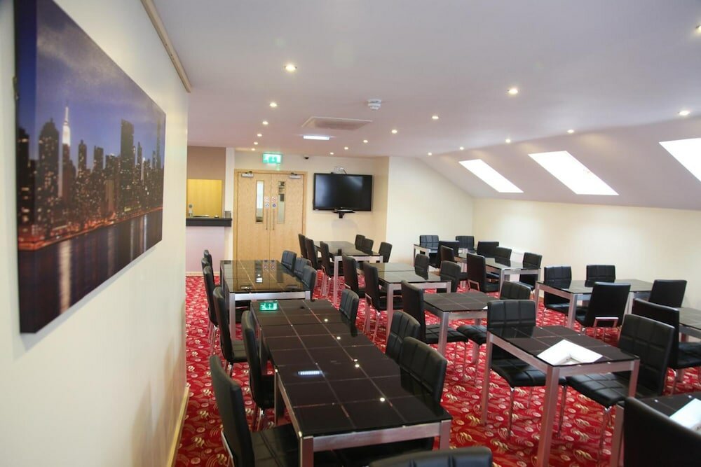 Фото The Cambridge Hotel