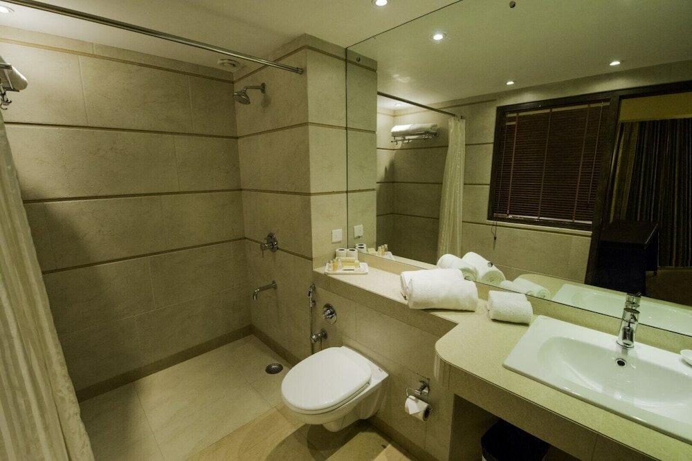 Фото Neelams The Glitz