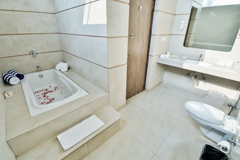 Фото Neelams The Glitz