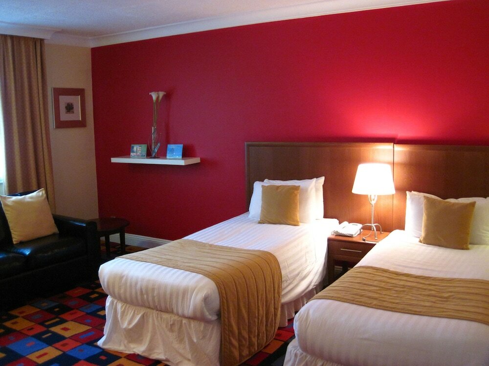 Фото The Caledonian Hotel