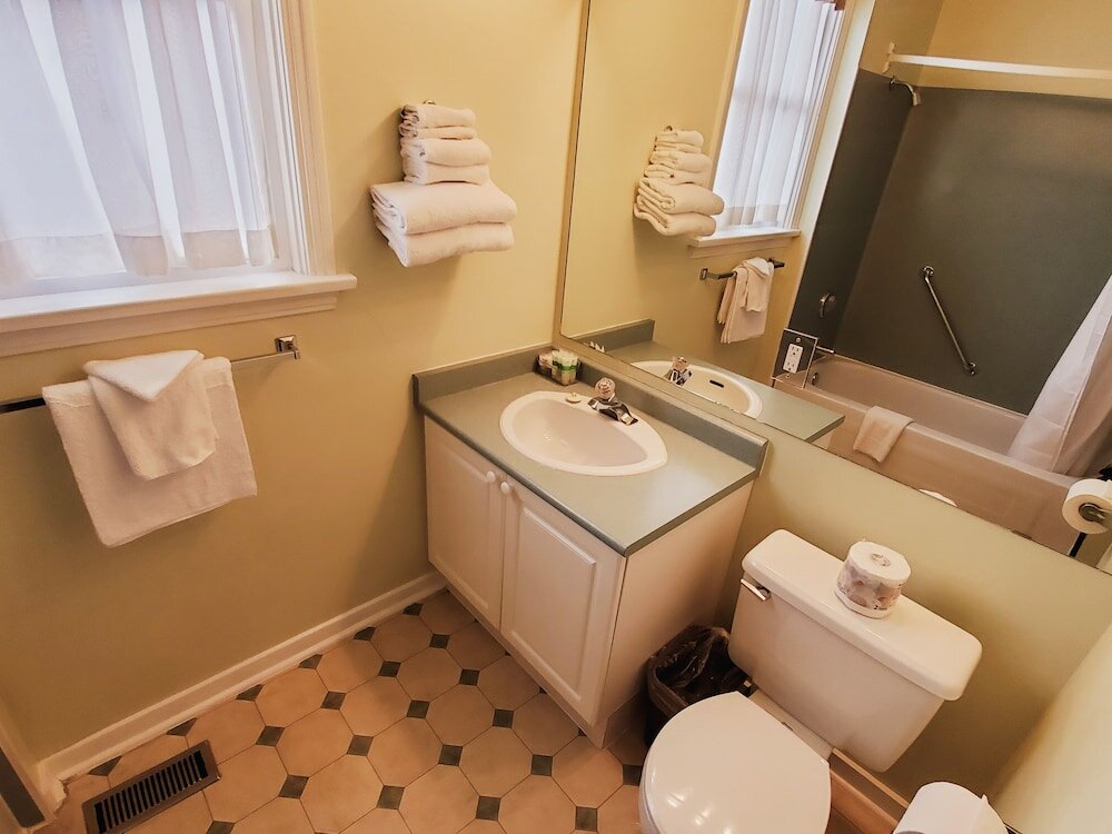 Фото James Bay Inn Hotel & Suites