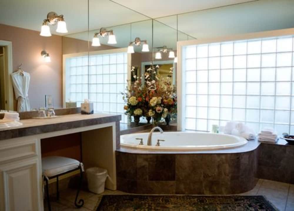 Фото The Sanford House Inn & SPA