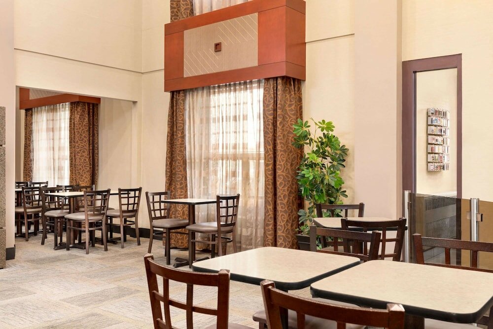 Фото Travelodge by Wyndham Oshawa Whitby