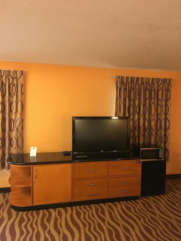 Фото Days Inn & Suites by Wyndham Albany