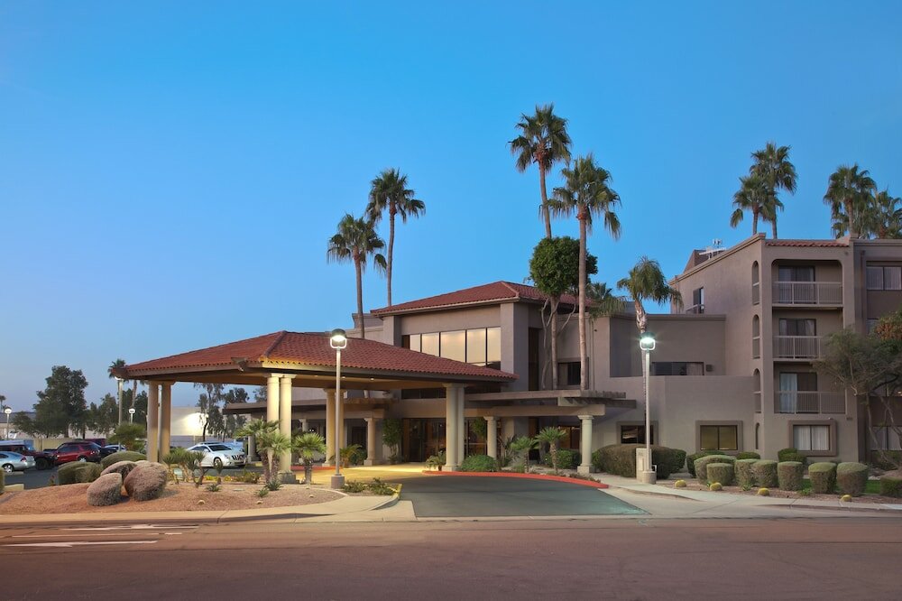 Фото Best Western Plus Scottsdale Thunderbird Suites