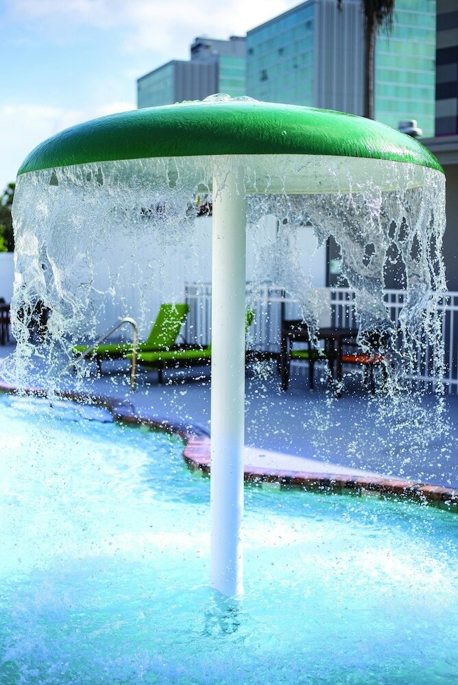 Фото Holiday Inn & Suites Across From Universal Orlando