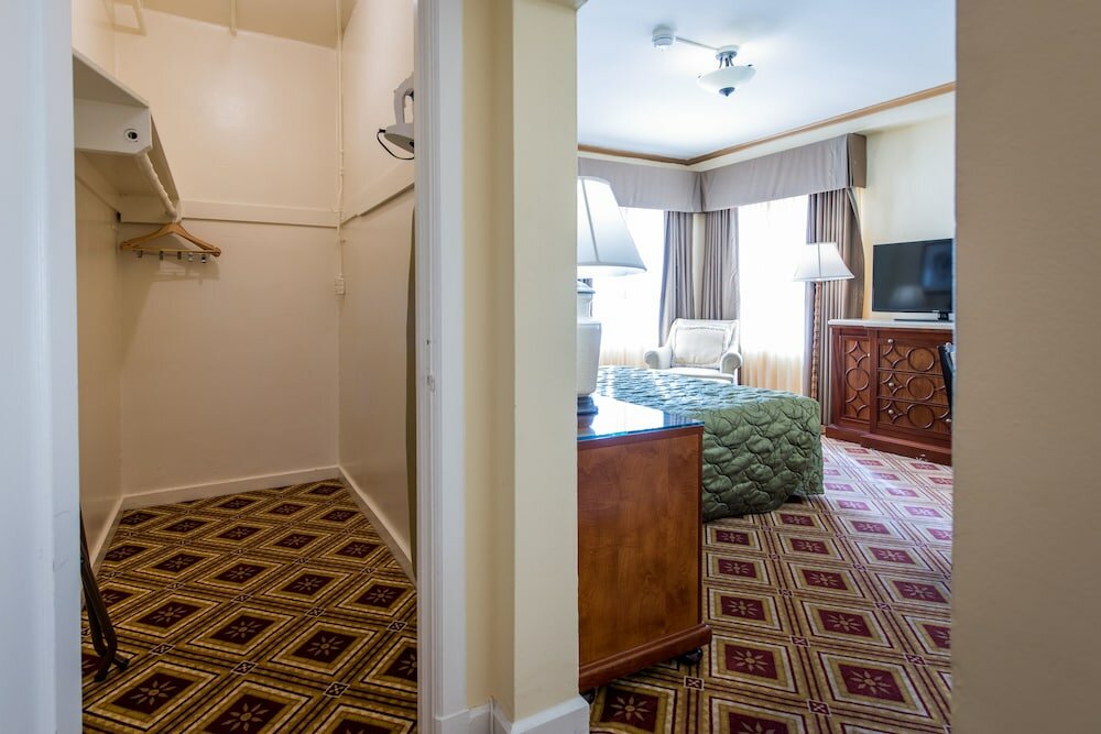 Фото Embassy Hotel