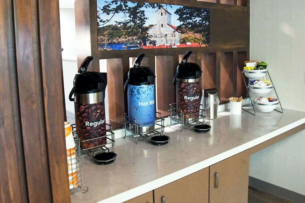 Фото Comfort Inn & Suites Nw Milwaukee