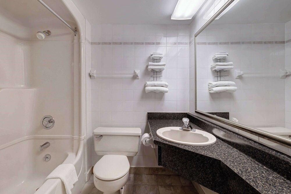 Фото Days Inn by Wyndham Niagara Falls Near The Falls