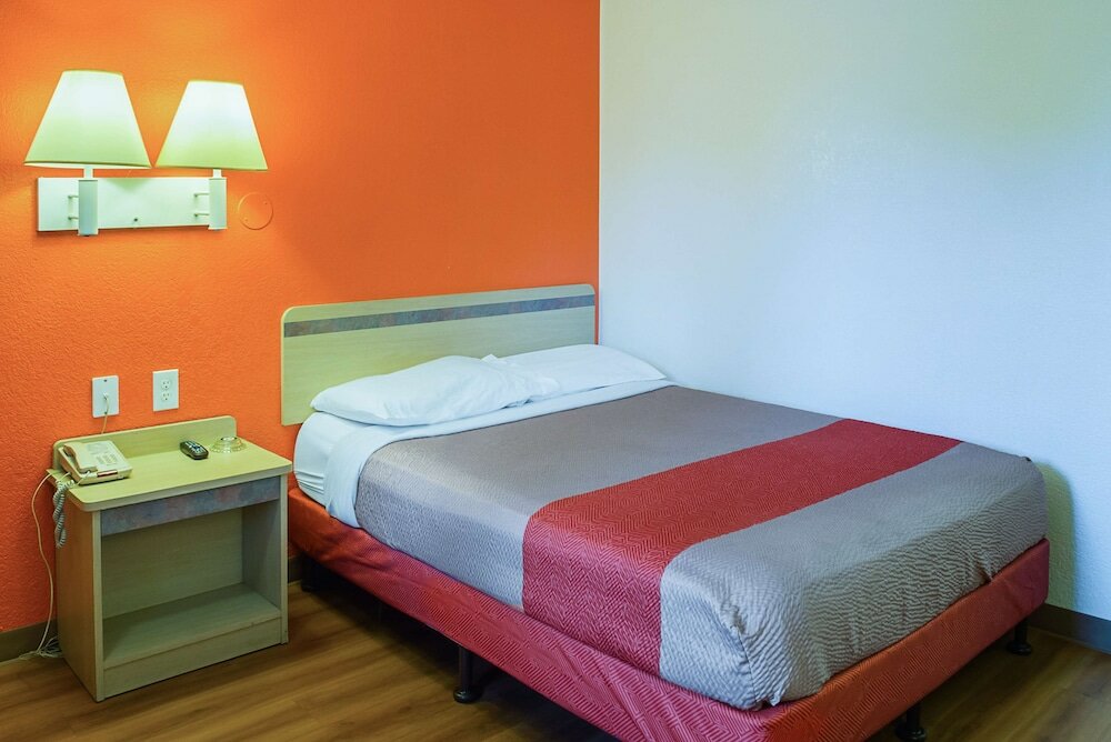 Фото West Ashley Inn