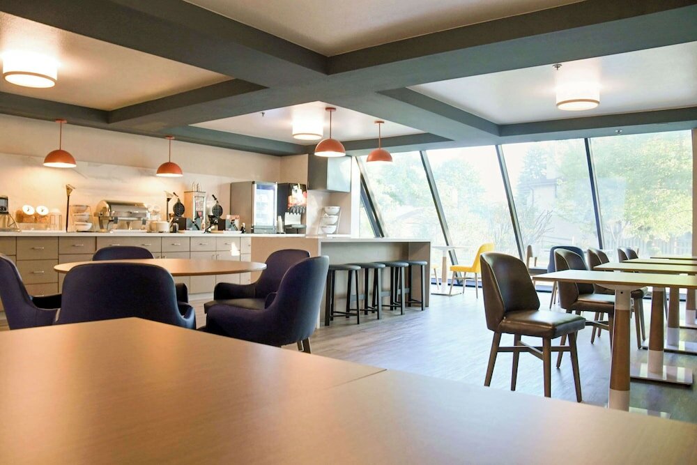 Фото Comfort Inn & Suites Nw Milwaukee