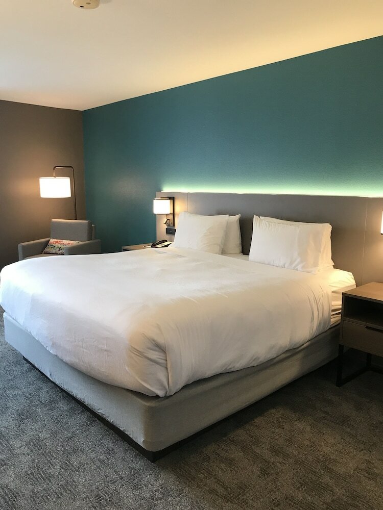 Фото Comfort Inn & Suites Nw Milwaukee