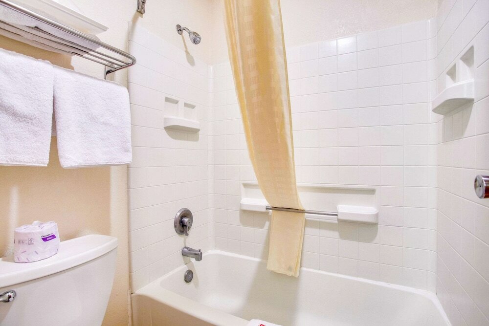 Фото Econo Lodge Inn & Suites