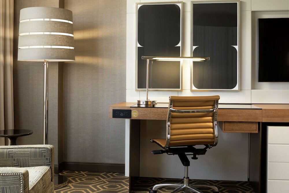 Фото DoubleTree by Hilton Dallas - Campbell Centre