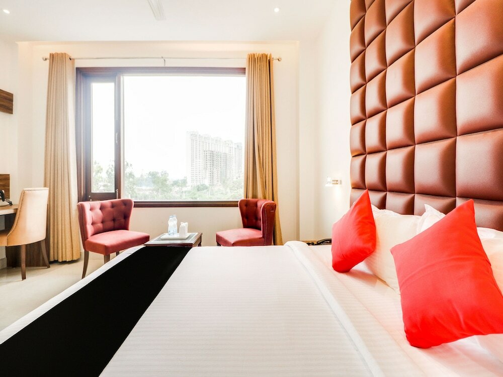 Фото Capital O 44117 Hotel Alphonso