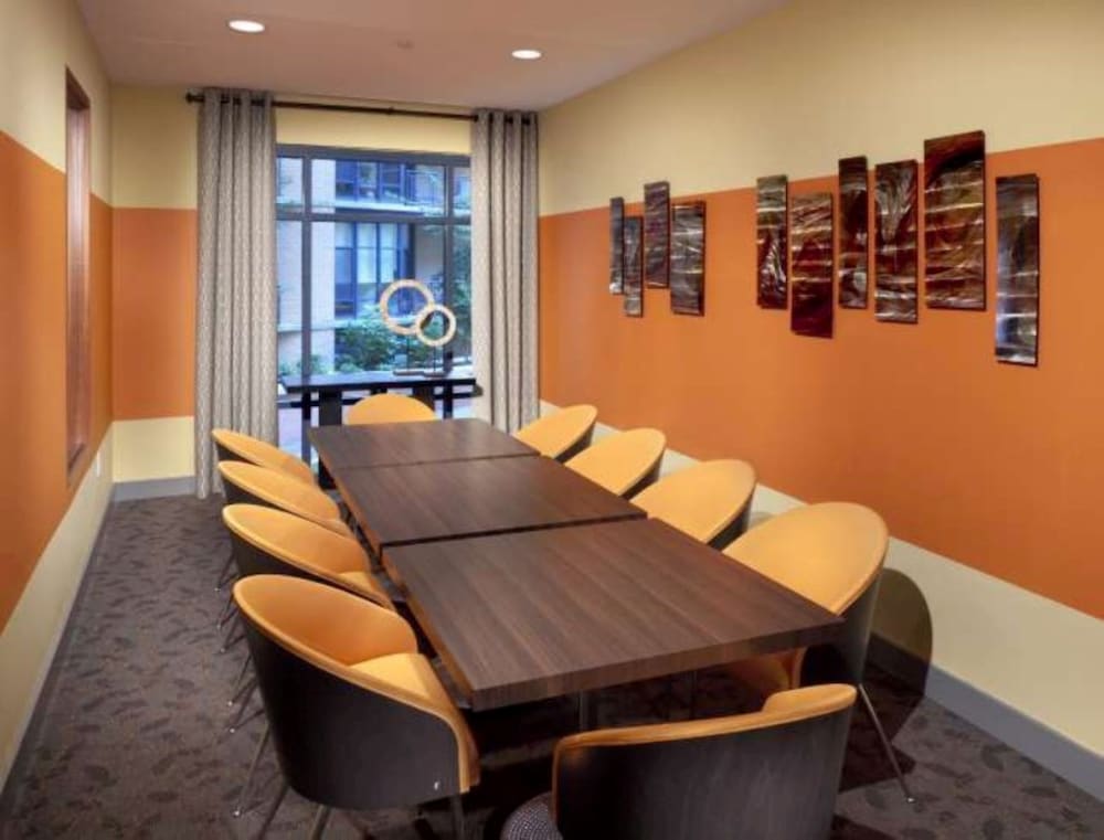 Фото Global Luxury Suites at The Convention Center