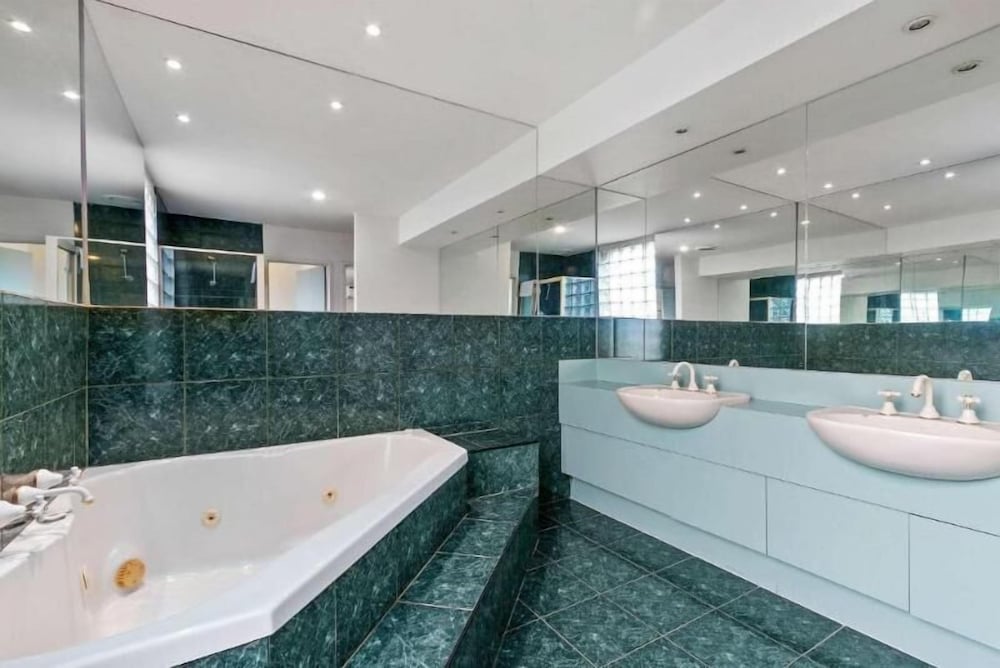 Фото Knox International Hotel & Apartments