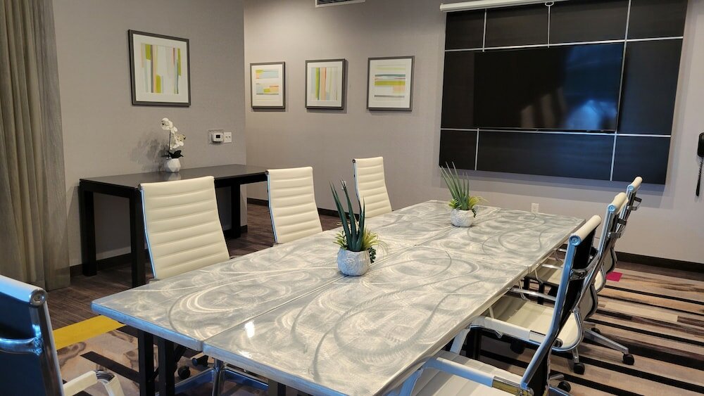 Фото Holiday Inn Express & Suites Anaheim Resort Area, an Ihg Hotel