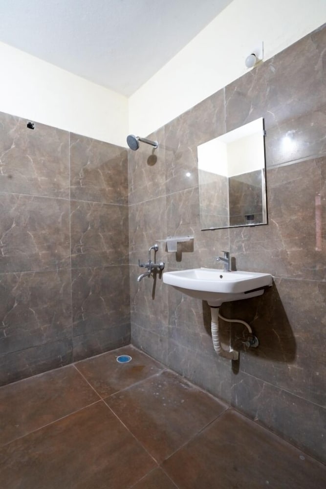 Фото IROOMZ Kalyan Residency