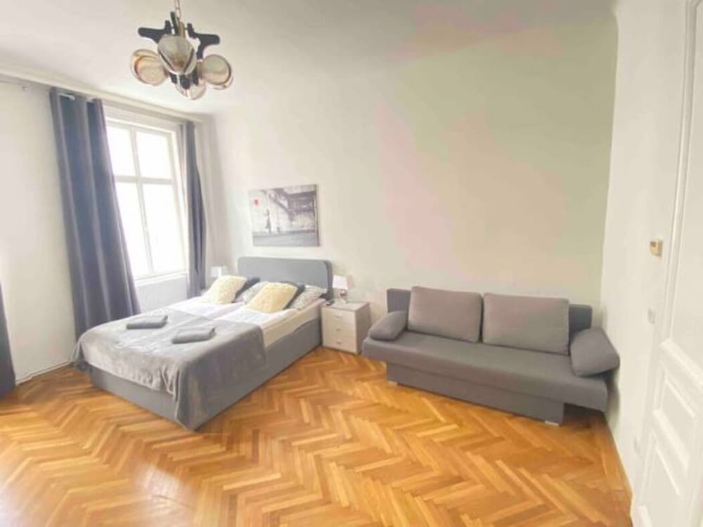 Фото City Apartment - 5 min to Metro