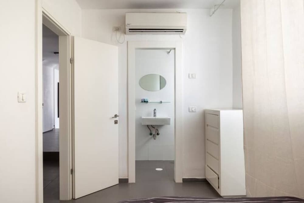 Фото Amazing Apt Bat-Yam Near Beach