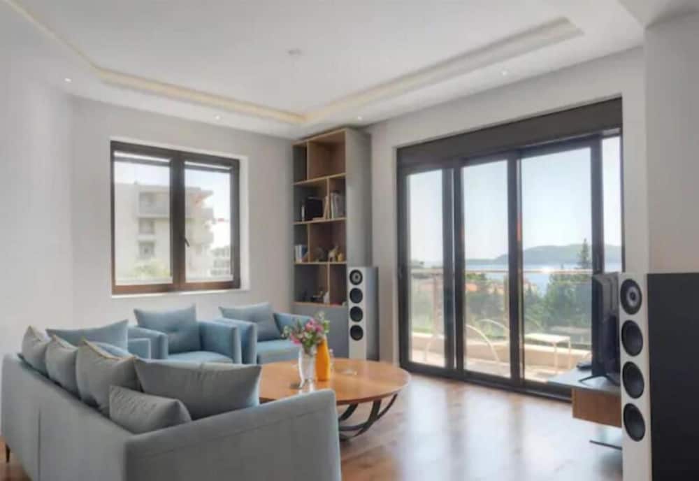 Фото Regina's Residence-One Bedroom Apartment