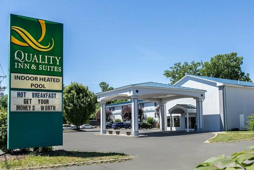 Гостиница Quality Inn & Suites Danbury near University