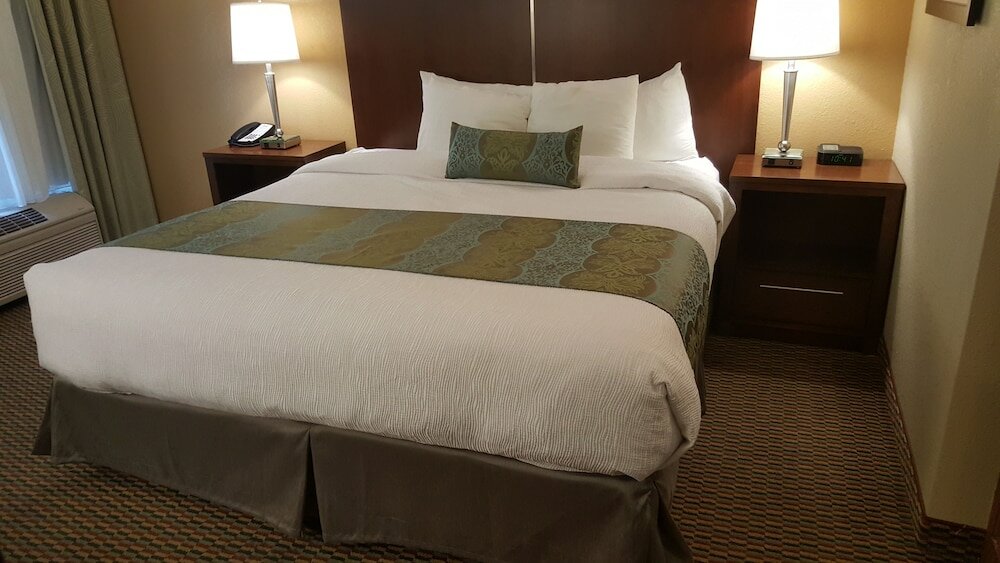 Фото Best Western Plus Airport Inn & Suites