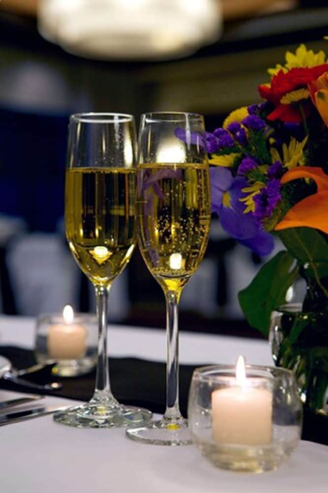 Фото DoubleTree by Hilton Cleveland Downtown - Lakeside