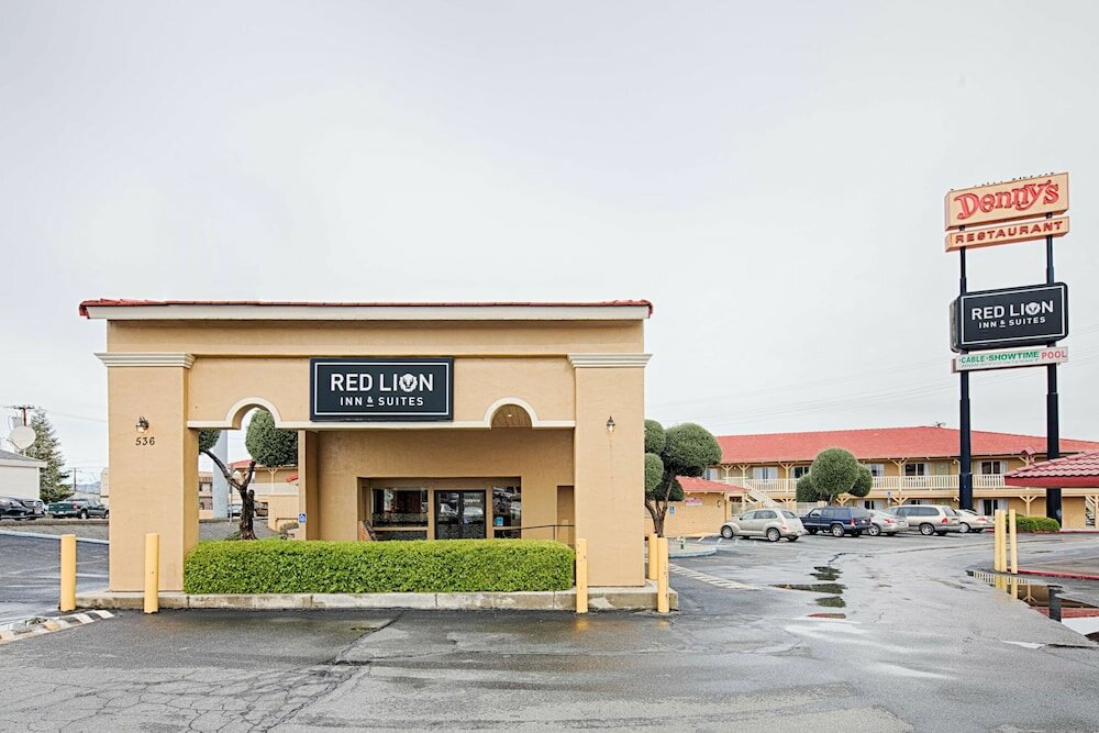 Фото Red Lion Inn & Suites Redding