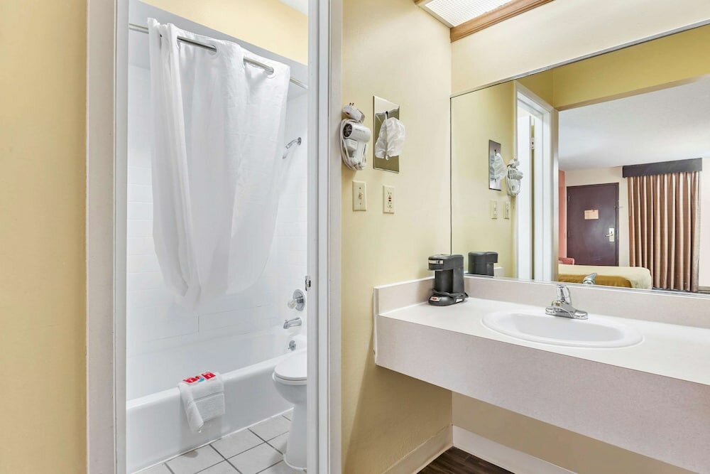 Фото Econo Lodge Urbandale-Northwest Des Moines