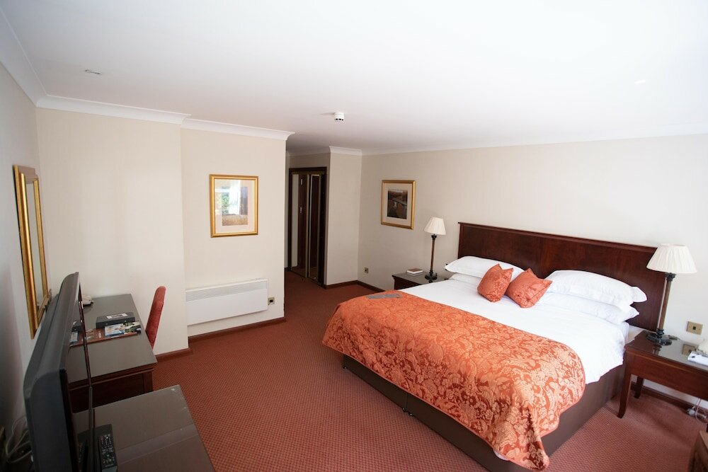 Фото Macdonald Norwood Hall Hotel